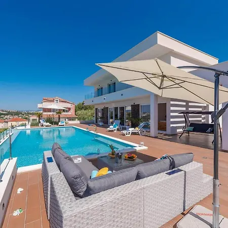 Andre Private Heated Pool, Jacuzzi, Sauna Villa Podstrana