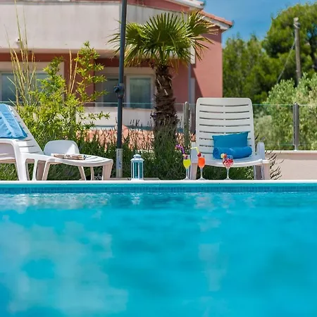 Andre Private Heated Pool, Jacuzzi, Sauna Villa