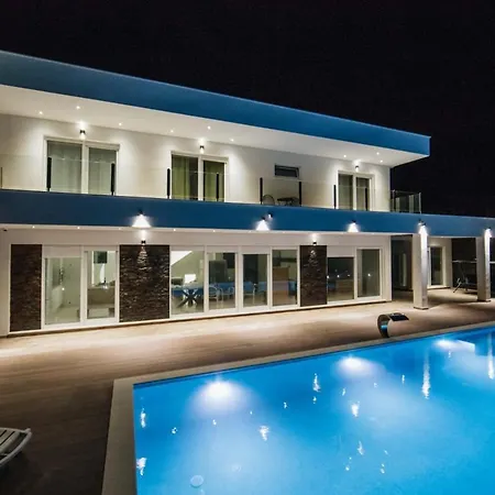 Andre Private Heated Pool, Jacuzzi, Sauna