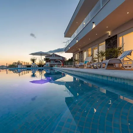 Andre Private Heated Pool, Jacuzzi, Sauna Villa *